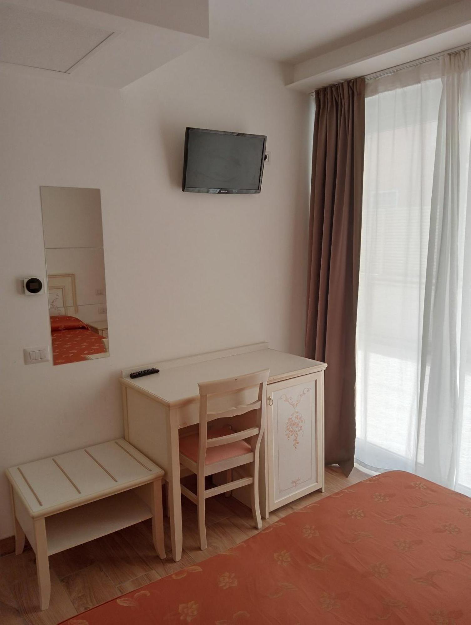 Hotel Flora Alba Adriatica Esterno foto